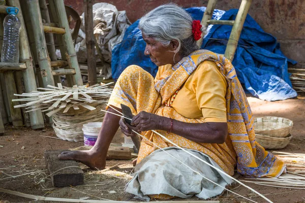 Indian Elder Lady Yellow Saree Sitting Ground Making Bamboo Baskets — Stock Photo, Image