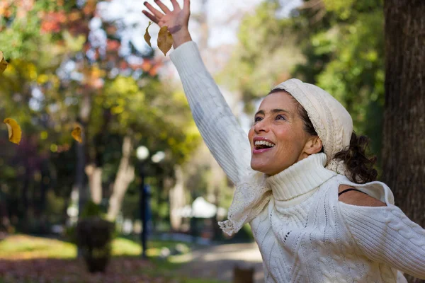 Sonbaharda Parkta Mutlu Olgun Bir Kadının Portresi Orta Yaşlı Beyaz — Stok fotoğraf