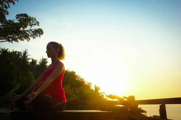 Young Woman Practices Yoga Padmasana Known Lotus Pose Beautiful Sunrise — Φωτογραφία Αρχείου