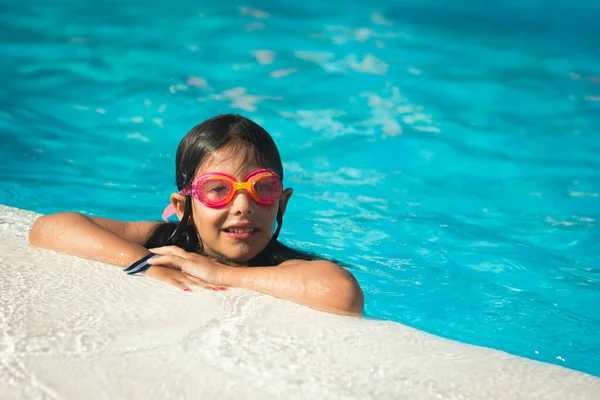 Smiling Girl Wearing Pink Goggles Arms Swimming Pool Edge — ストック写真