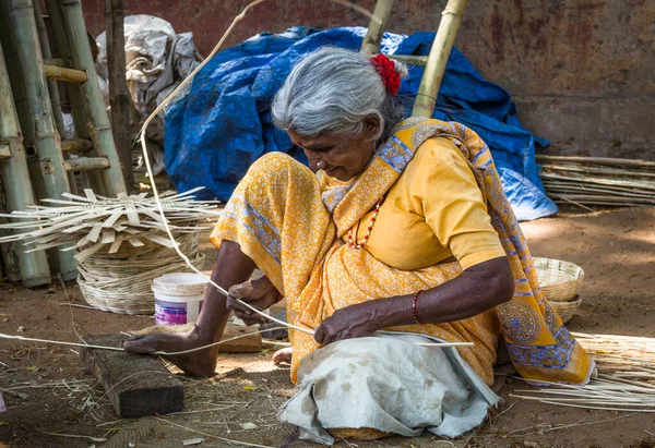 Indian Elder Lady Yellow Saree Sitting Ground Making Bamboo Baskets — Stock Photo, Image