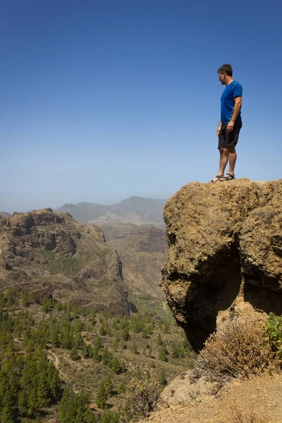 Young Man Blue Shirt Looking Top Cliff Edge Roque Nublo — Stock Photo, Image