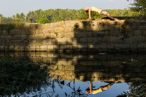 Yogi Woman Purvottanasana Pose Top Rocks Wall Reflection River Srirangapatna — Stockfoto