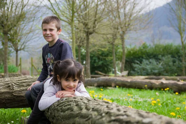 Smiling Couple Kids Tree Trunk Park Bilbao — Stockfoto