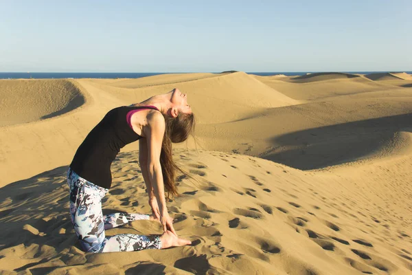 Young Woman Practices Yoga Maspalomas Sand Dunes Sunset Female Yogi — Φωτογραφία Αρχείου