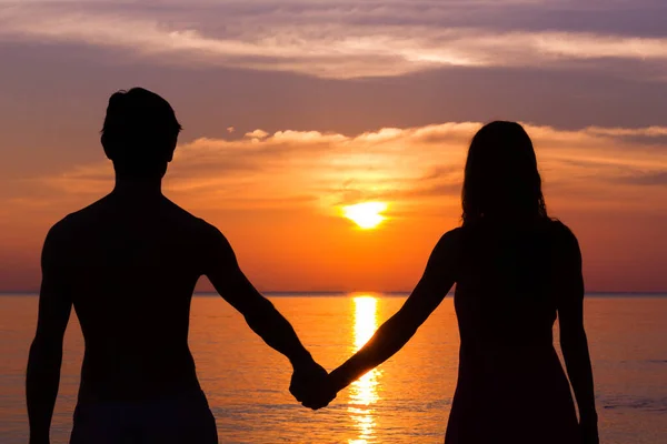 Romantic Valentine Day Scene Young Couple Silhouettes Holding Hands Sea — Stock Photo, Image