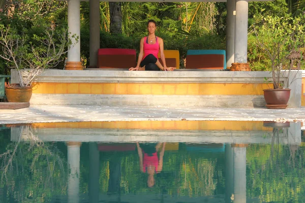Female Yoga Instructor Doing Pose Swimming Pool Island Koh Phangan — Φωτογραφία Αρχείου