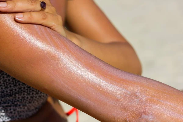 Close Woman Upper Arm Hand Spreading Sun Cream Beach Hot —  Fotos de Stock