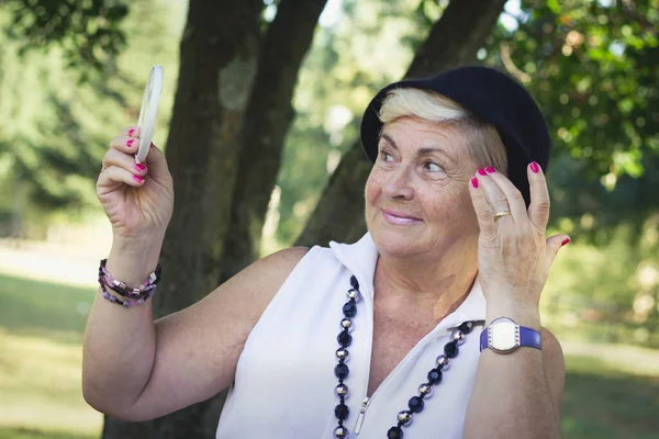 Senior Lady Getting Primped Outdoors Older Woman Putting Black Hat — Stockfoto