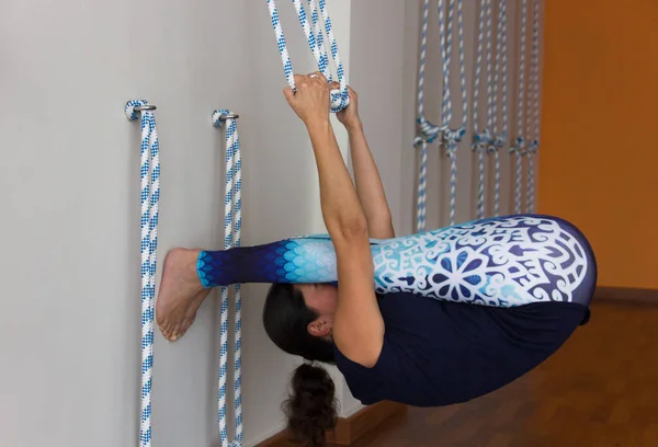 Yoga Teacher Blue Sportswear Practices Paschimottanasana Inverse Pose Grabbing Ropes — Stock Photo, Image