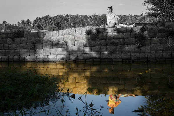 Yogi Woman Marichyasana Pose Top Rocks Wall Black White Reflection — Stockfoto