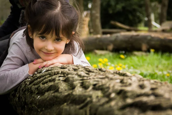 Portrait Smiling Little Girl Pink Nails Leaning Tree Trunk Park — Stock Photo, Image