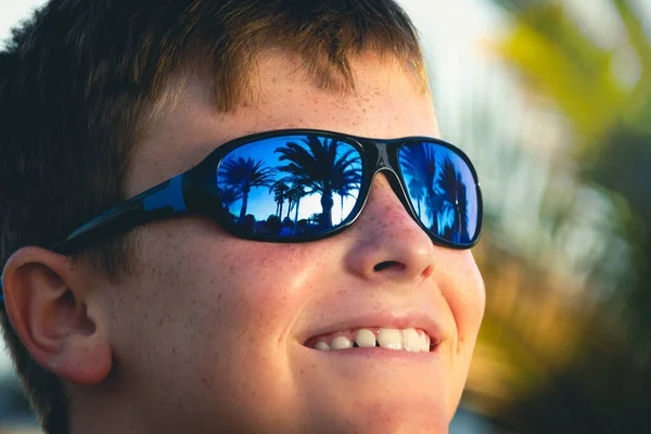 Smiling Little Boy Blue Sunglasses Sunny Day Outdoors Palm Trees — Foto Stock