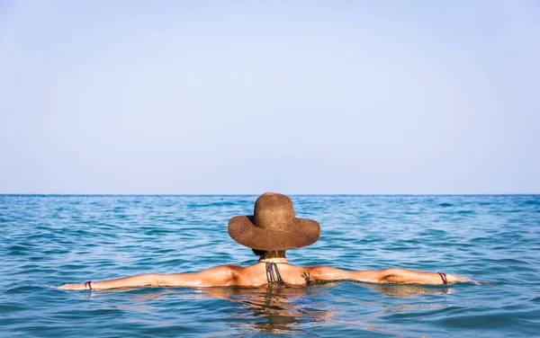 Young Sexy Woman Facing Away Horizon Opens Arms Water Surface — Foto Stock