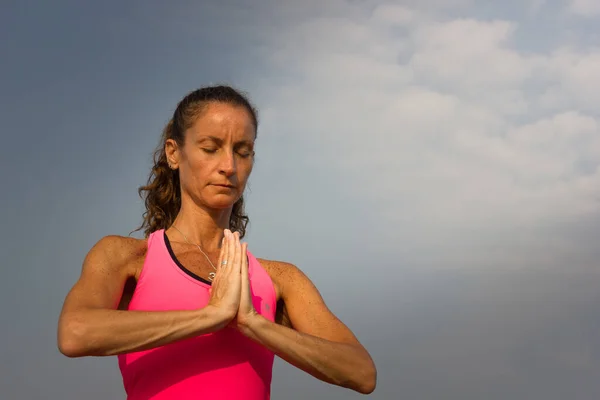 Goa Kumsalda Ele Meditasyon Yapan Bir Kadın Arka Planda Mavi — Stok fotoğraf