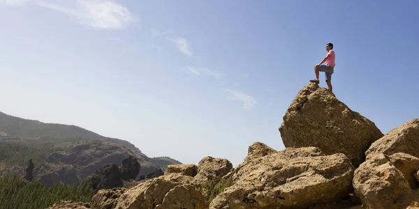 Young Man Standing Rock Top Sunny Day Roque Nublo National — Stock Photo, Image