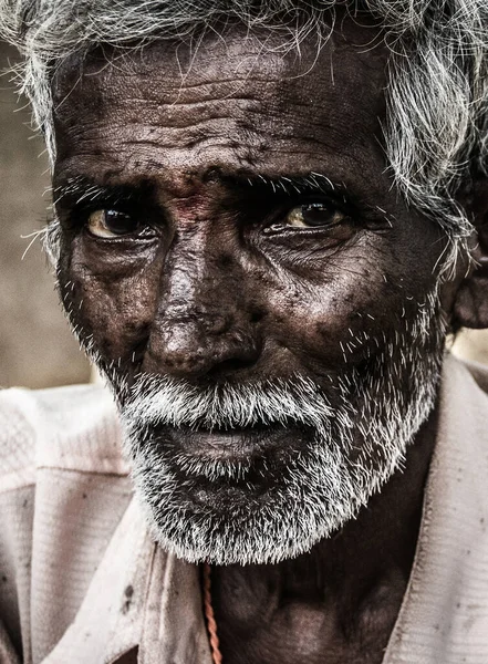 Portrait Elder Indian Man Intense Deep Look His Eyes Red — Stock Photo, Image