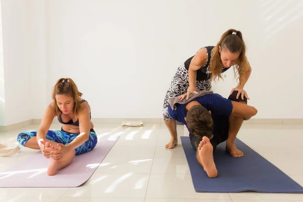 Formation Des Professeurs Yoga Les Gens Qui Étirent Cours Yoga — Photo