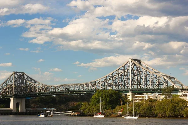 Brisbane Nehri üzerindeki hikaye köprüsü bulutlu bir günde yelkenli ile, Queensland, Avustralya