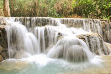 Luang Prabang yakınlarındaki Kuang Si Şelalesi, Laos. Orman manzarası. Uzun pozlama fotoğraf konsepti