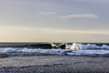 Günbatımı gökyüzü ve deniz suyu, doğa ve tatil kavramı 