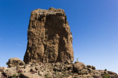 Gran Canaria, İspanya 'da Roque Nublo' nun yanında duran bir grup insan. Kanarya Adaları 'nın doğal dönüm noktasındaki kaşifler. Turistik eğlence, seyahat yeri kavramları