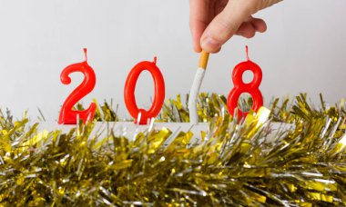 Yeni yıl kararı olarak sigara içmeyi bırak. Mum ışıkları yanıyor ve sigarayı söndürüyorlar.