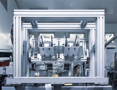 Simetrik kare çelik endüstriyel robot. Plastik kaplar fabrika makineleri, otomasyon imalat konseptleri.