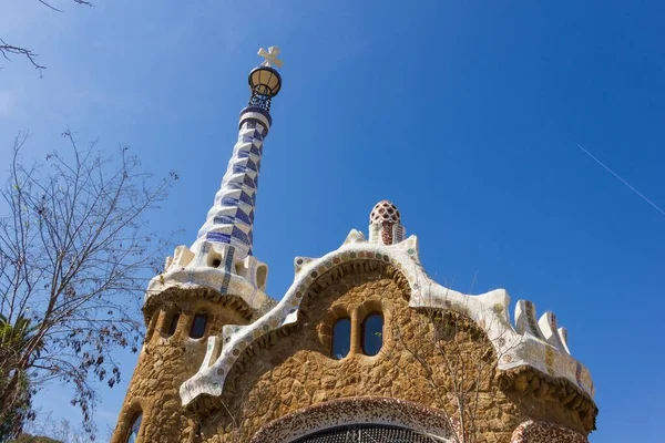 バルセロナの晴れた日に公園グエルへのメインの入り口にあるゲートハウス アントニ ガウディによって設計されました 人気の建築家による象徴的なランドマーク 観光名所 — ストック写真