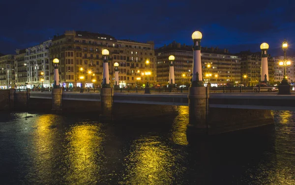 Διάσημη Γέφυρα Zurriola Πάνω Από Τον Ποταμό Urumea Νύχτα Στο — Φωτογραφία Αρχείου