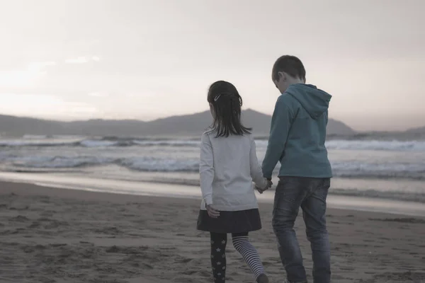 Fratellino Sorellina Che Tengono Mano Camminano Insieme Sulla Spiaggia Vuota — Foto Stock