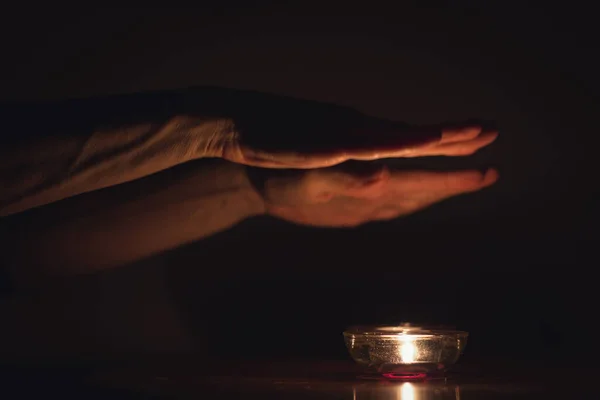 Εβραϊκή Παράδοση Του Σαββάτου Κεριά Στο Τραπέζι Και Χέρια Στην — Φωτογραφία Αρχείου