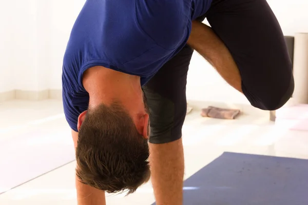 Man Yoga Student Stretching Lichaam Klas — Stockfoto