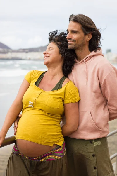 Esperando Mulher Bebê Homem Casal Feliz Livre — Fotografia de Stock