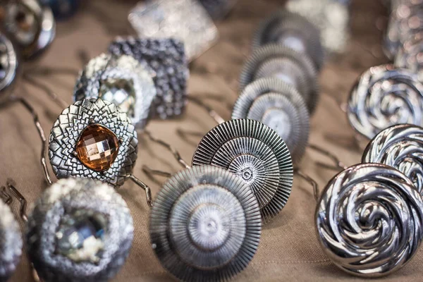 Runda Silver Brosch Smycken Monter Gatumarknaden Närbild Ringhänge Souvenir Butik — Stockfoto