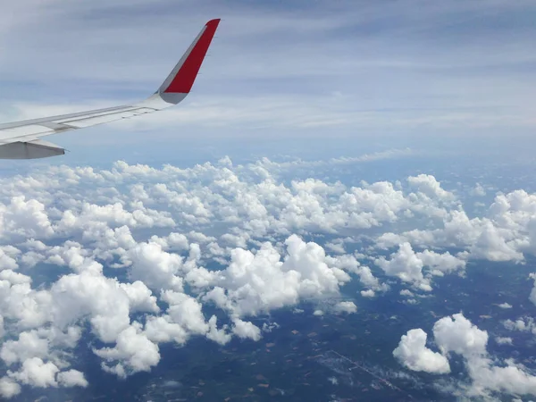 Θέα Από Αεροπλάνο Μπλε Ουρανός Χνουδωτά Σύννεφα — Φωτογραφία Αρχείου