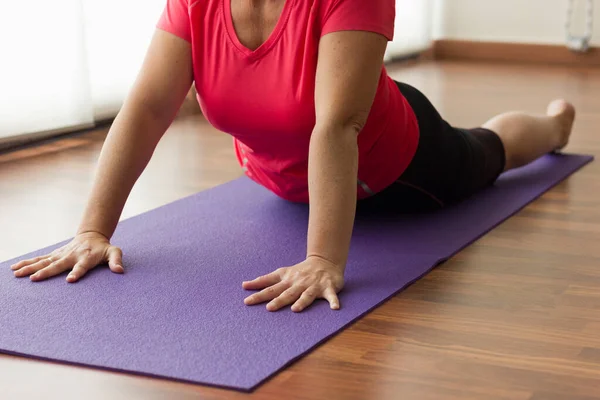 Vrouw Stretching Yoga Mat Gedeeltelijk Zicht — Stockfoto