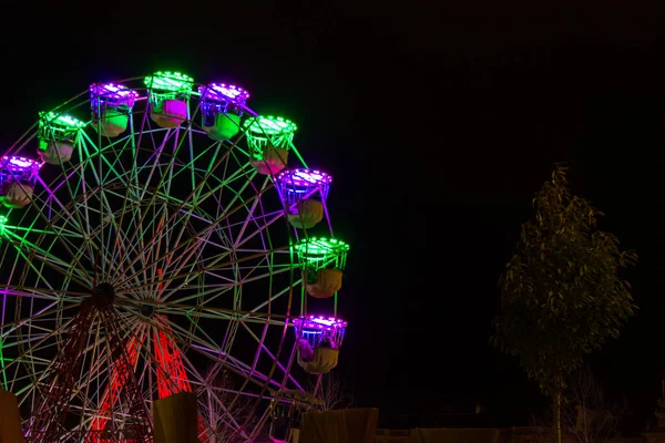在巴斯克乡村的圣塞巴斯蒂安 冬季圣诞夜晚 一个装有五彩缤纷霓虹灯的大轮子 户外趣味性吸引概念 — 图库照片