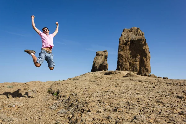 Brave Man Pink Shirt Jumping High Rock Edge Roque Nublo — Stock Photo, Image