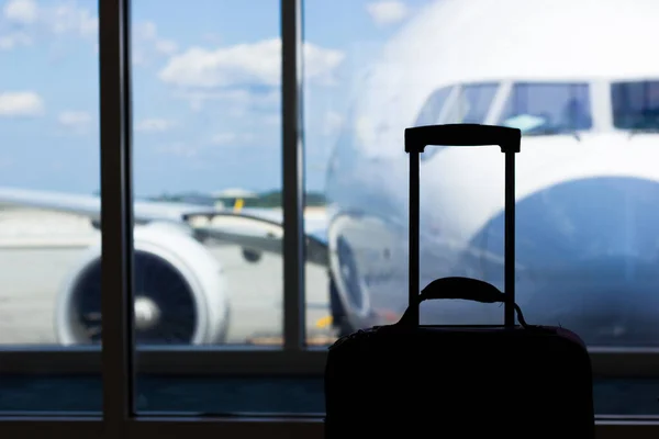 Αποσκευών Τσάντα Κοντά Στο Παράθυρο Αεροπλάνα Στο Αεροδρόμιο — Φωτογραφία Αρχείου