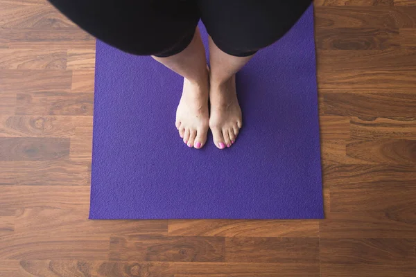 Vrouw Staande Paarse Yoga Mat — Stockfoto
