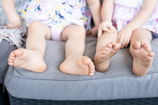 Nackte Füße Anonymer Kleiner Mädchen Die Sich Auf Einer Couch — Stockfoto
