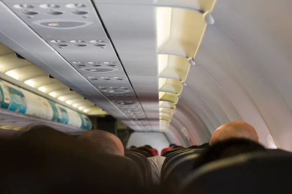 Απαγορεύεται Κάπνισμα Πινακίδας Πάνω Από Κεφάλια Των Επιβατών Του Αεροπλάνου — Φωτογραφία Αρχείου
