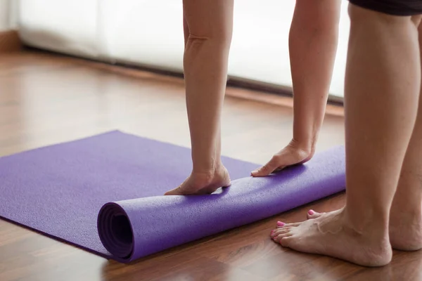 Vrouw Yoga Klas Met Paarse Mat — Stockfoto