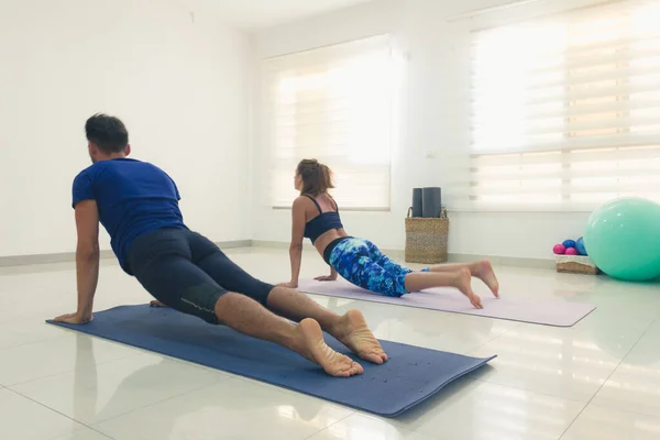 Man Woman Stretching Yoga Class — Stock Photo, Image