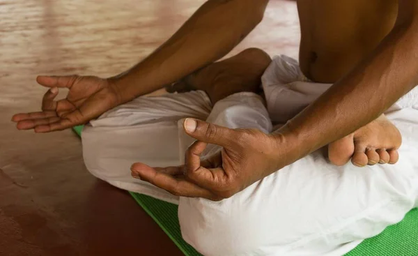 Meditatie Pose Man Zittend Lotus Pose Houten Vloer — Stockfoto