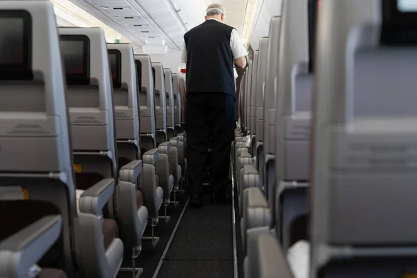 Чоловік Обслуговує Пасажирів Літаку Анонімний Чоловік Працює Літаку — стокове фото