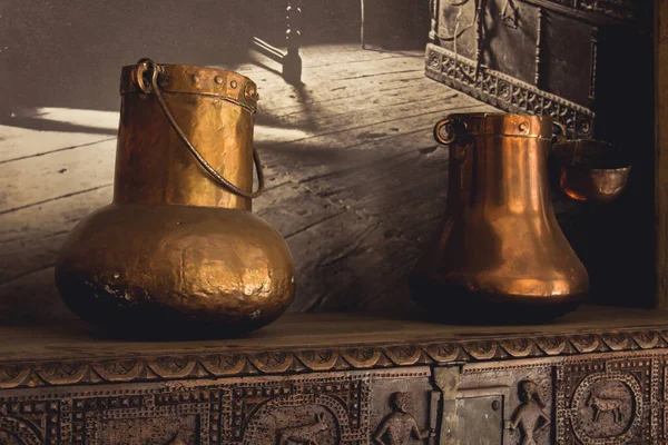 Dois Potes Cobre Velhos Perspectiva Ângulo Peças Museu Medieval — Fotografia de Stock