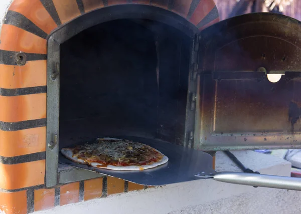 Pizza Vegetală Lopată Argint Din Oțel Care Intră Cuptorul Lemne — Fotografie, imagine de stoc