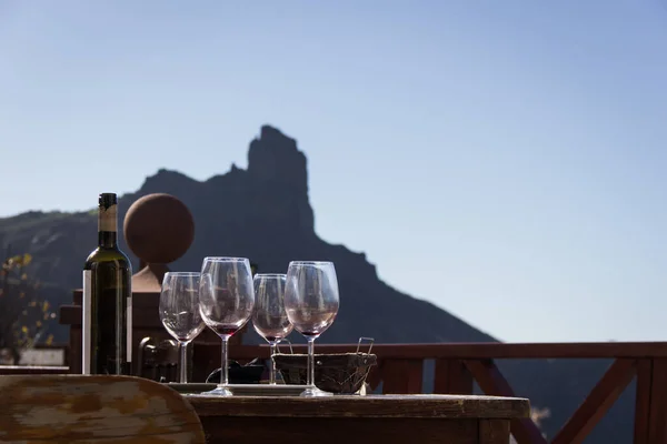 Empty Bottle Wine Glasses Table Overlooking Roque Bentayga Mountain Gran — Stock Photo, Image